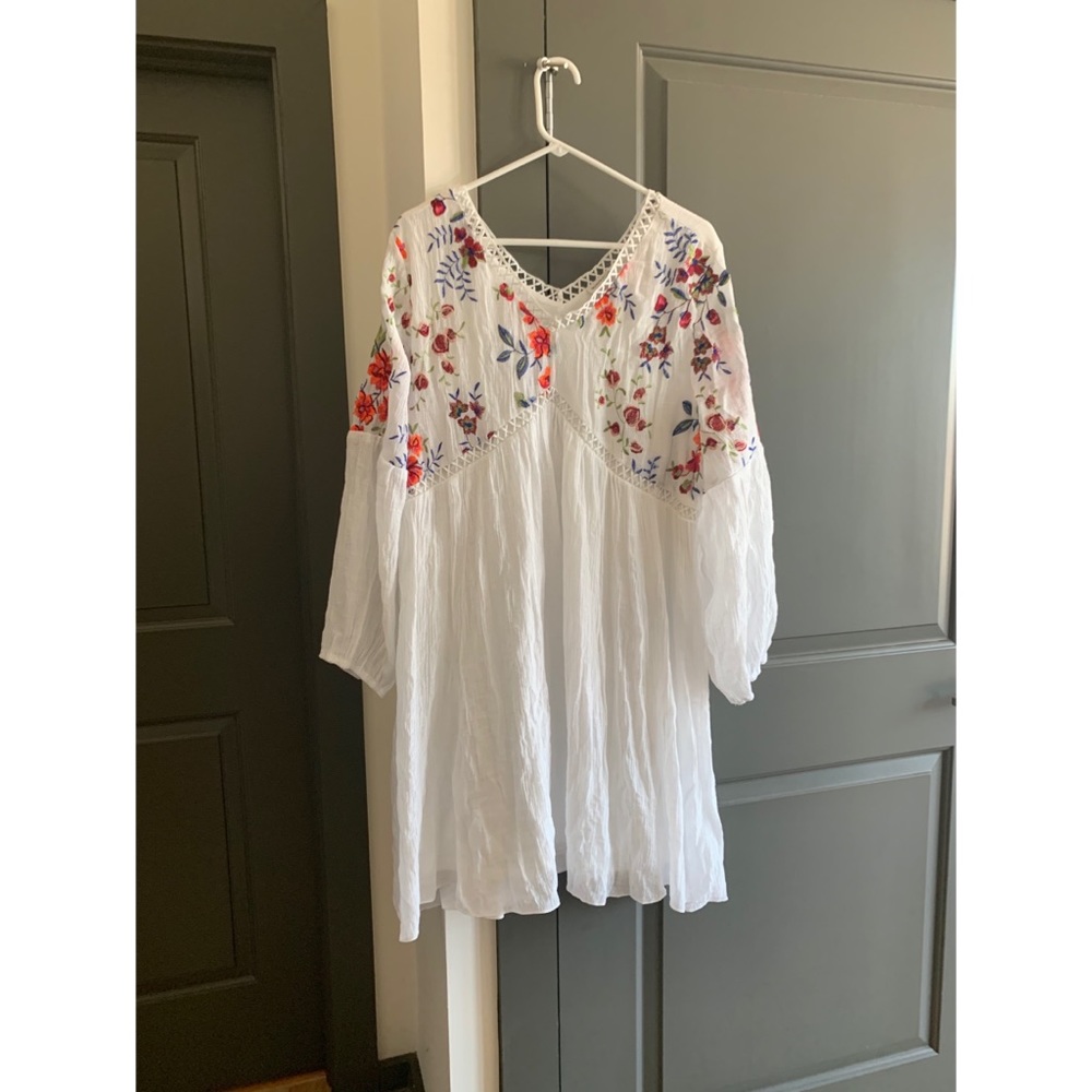 Avenue - Flowy White Floral Dress - Size 22/24